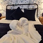 Fryers 3 Bedroom Sleeps 6 Holiday home Scarborough