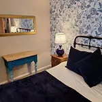 Fryers 3 Bedroom Sleeps 6 Holiday home *