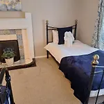 Fryers 3 Bedroom Sleeps 6 Holiday home *